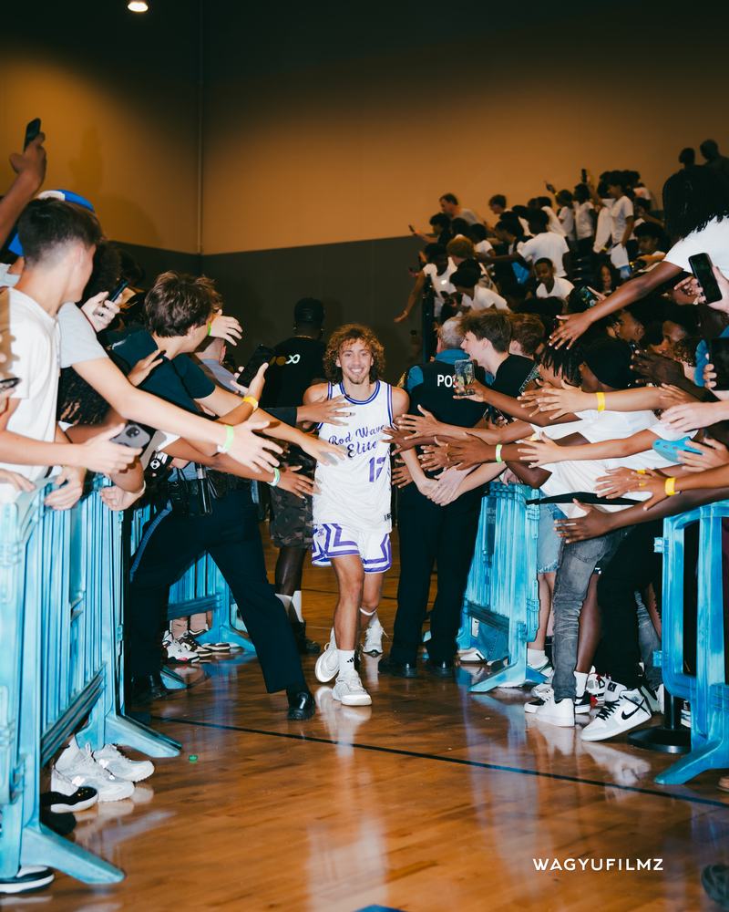 Noah Neumann entering the arena through the crowd